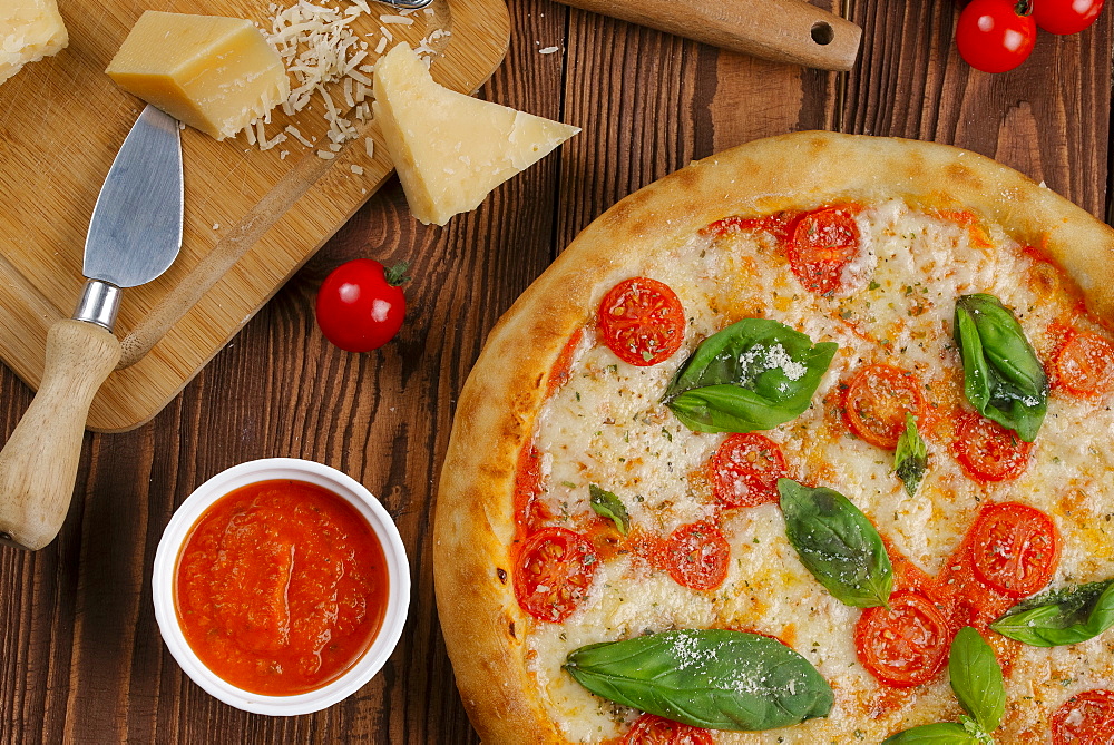 Margherita pizza with ingredients