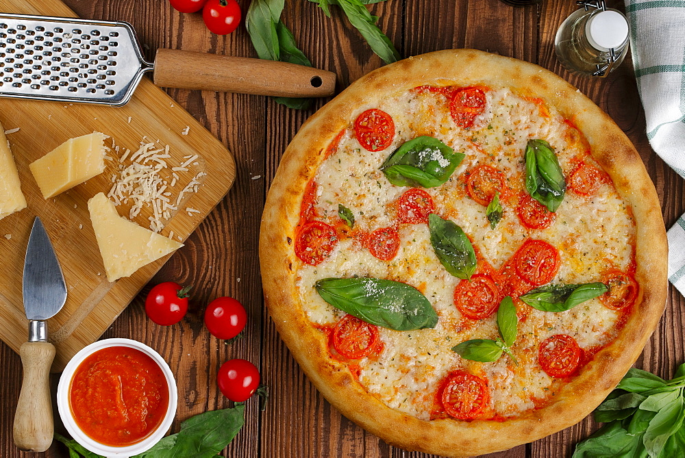 Margherita pizza with ingredients