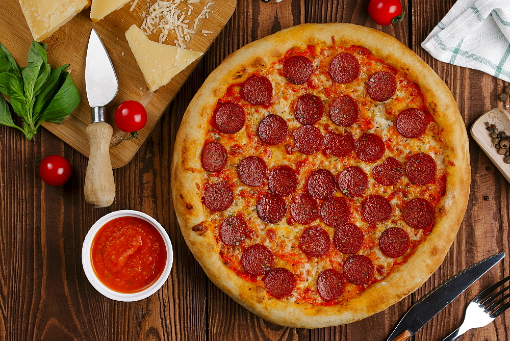 Pepperoni pizza with ingredients