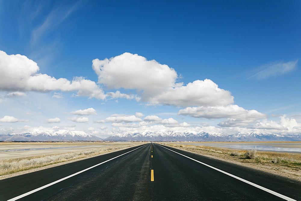 USA, Utah, Salt Lake City, Empty road leading towards mountains