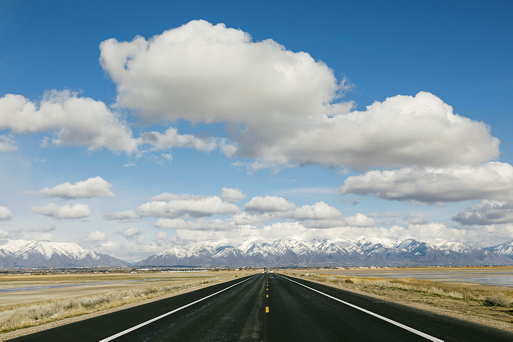 USA, Utah, Salt Lake City, Empty road leading towards mountains