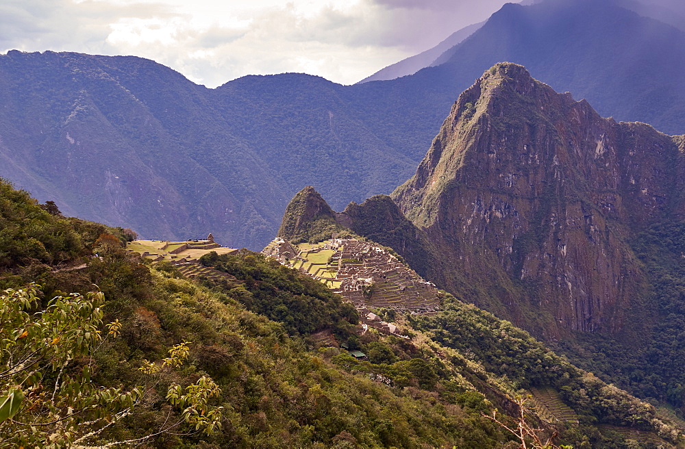 Peru, Machu Pichu, Machu Picchu and ruins of aztec village