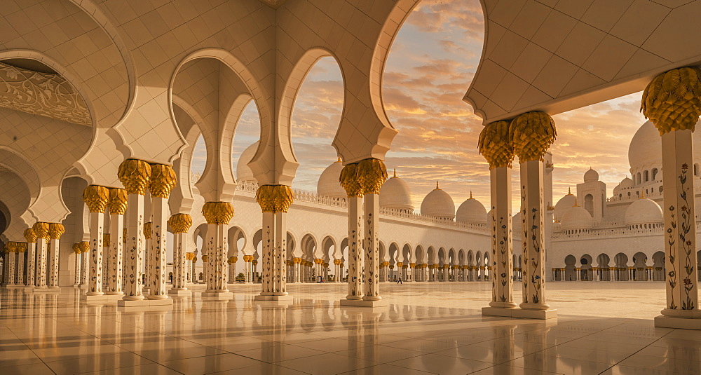 United Arab Emirates, Au Dhabi, Sheik Zayed Grand Mosque, Sheikh Zayed Grand Mosque at sunset