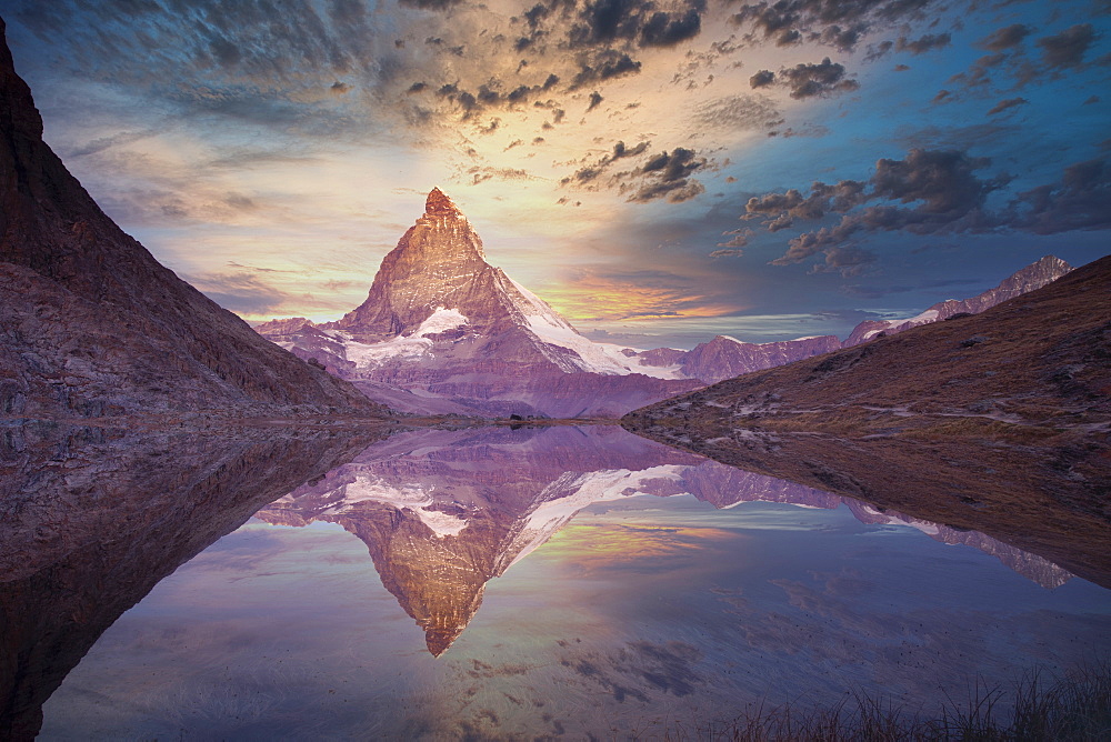 Switzerland, Canton Wallis, Zermatt, Matterhorn, Matterhorn reflecting in Riffelsee Lake