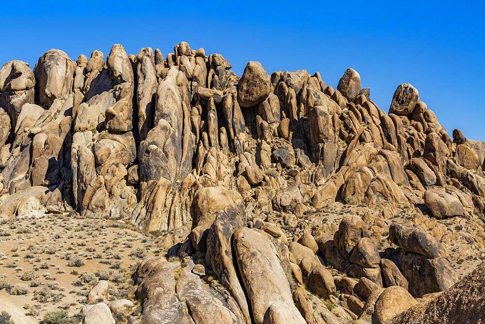 USA, California, Lone Pine, Alabama Hills rock formations in Sierra Nevada Mountains