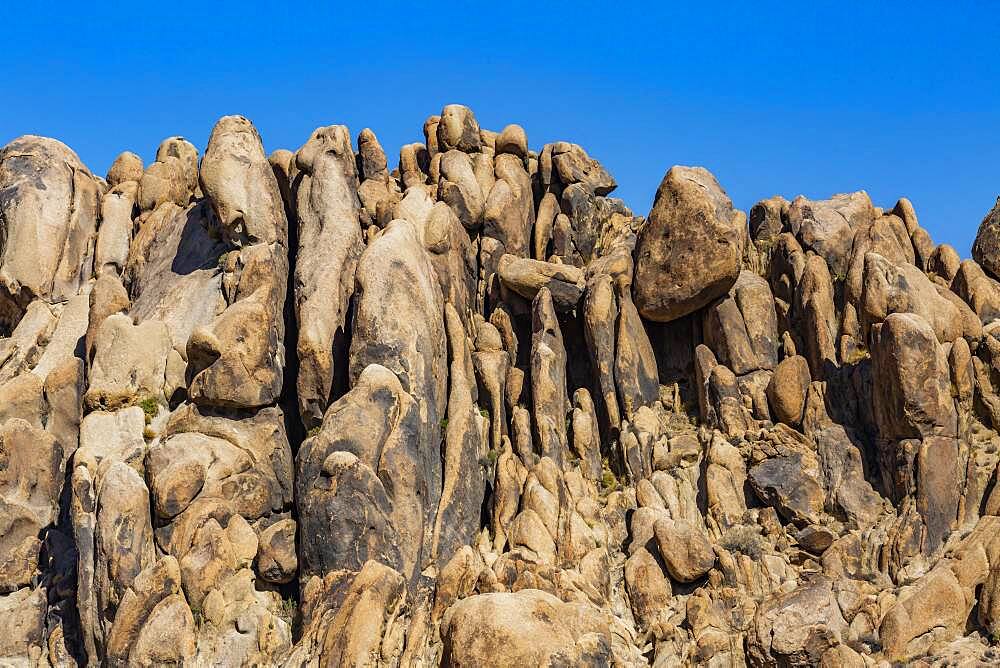 USA, California, Lone Pine, Alabama Hills rock formations in Sierra Nevada Mountains