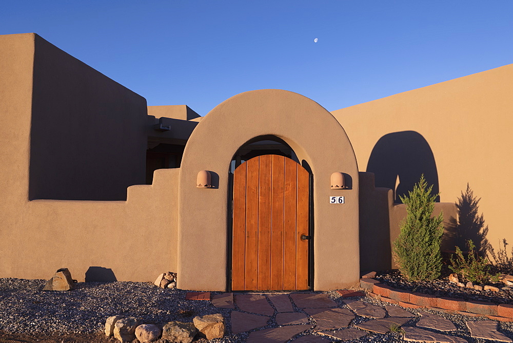 Usa, New Mexico, Santa Fe, Entrance to Adobe style house