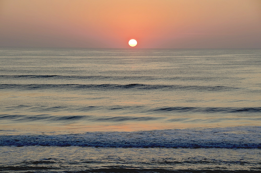 USA, North Carolina, Outer Banks, Kill Devil Hills, seascape at sunset