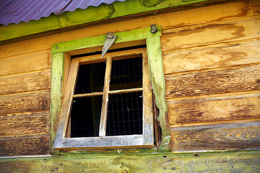 USA, Colorado, Old abandoned log cabin