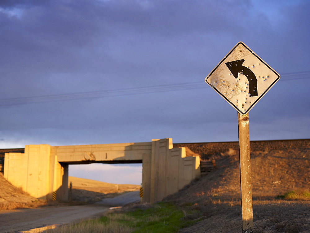 USA, Utah, Road sign and train viaduct