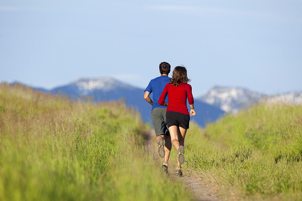 USA, Montana, Kalispell, Couple jogging in mountainside, USA, Montana, Kalispell