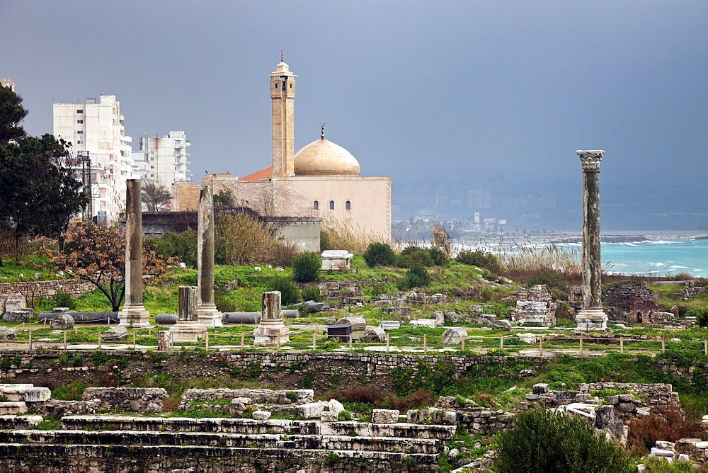 Al Mina ruins, mosque in background