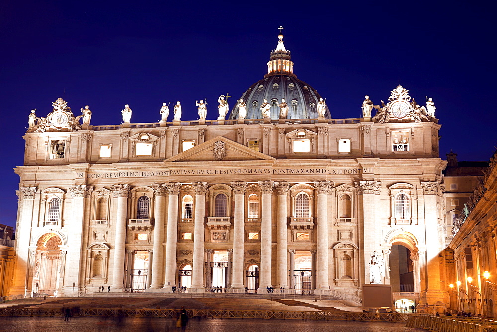St. Peter's Basilicaâ€Ž at dusk 