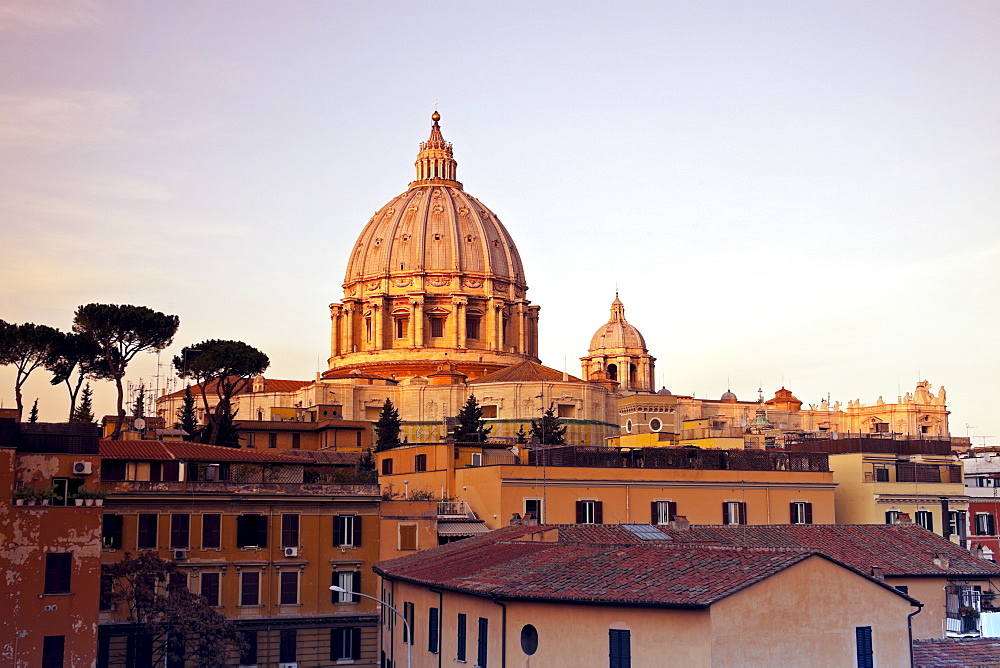 St. Peter's Basilicaâ€Ž in early morning