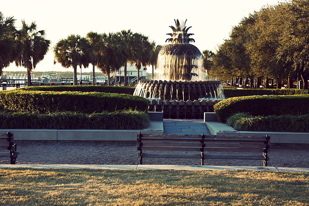 USA, South Carolina, Charleston, Park with fountain