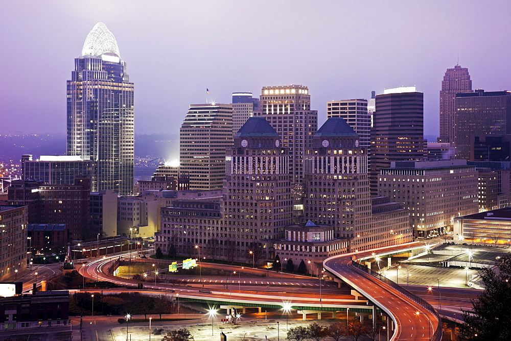 USA, Ohio, Cincinnati skyline at dawn