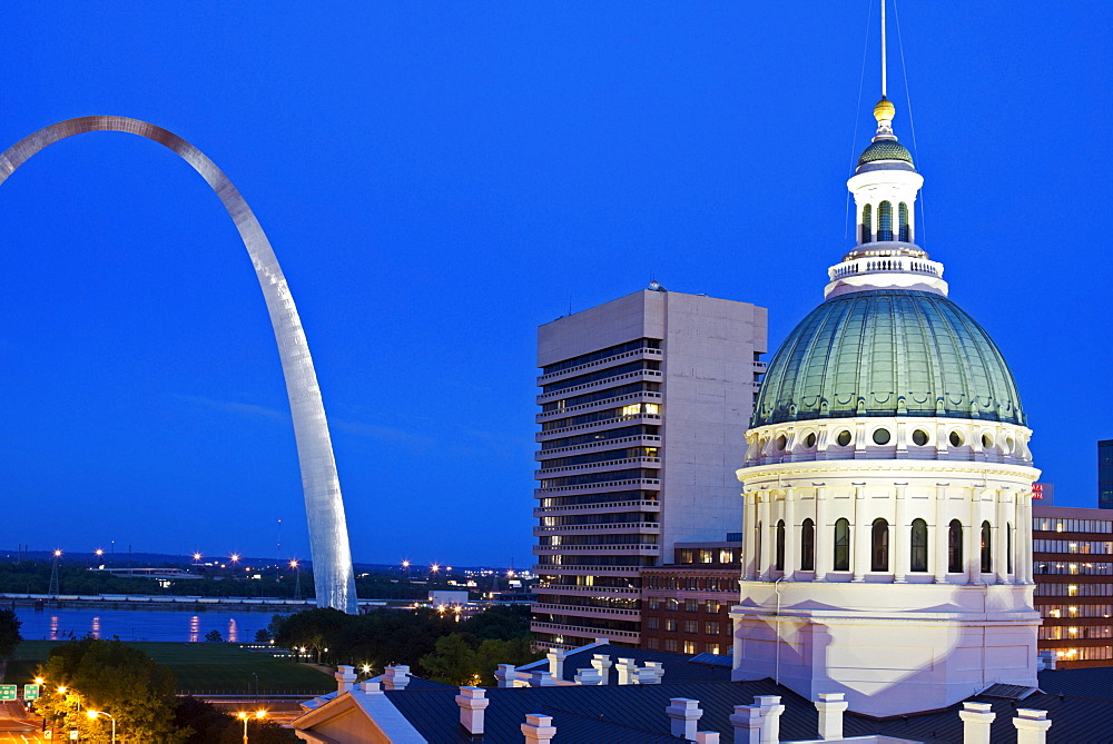 USA, Missouri, St Louis, Getaway Arch and old courthouse at night