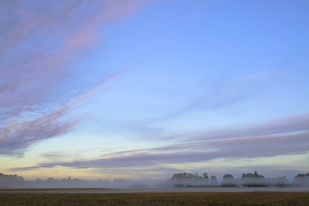 USA, Oregon, Marion County, Foggy morning