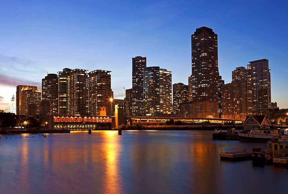 USA, Illinois, Chicago skyline at dusk