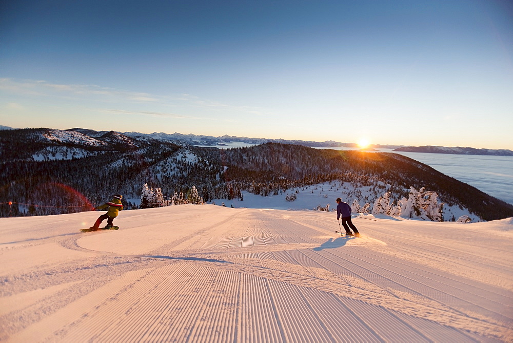 USA, Montana, Whitefish, Tourists on ski slope