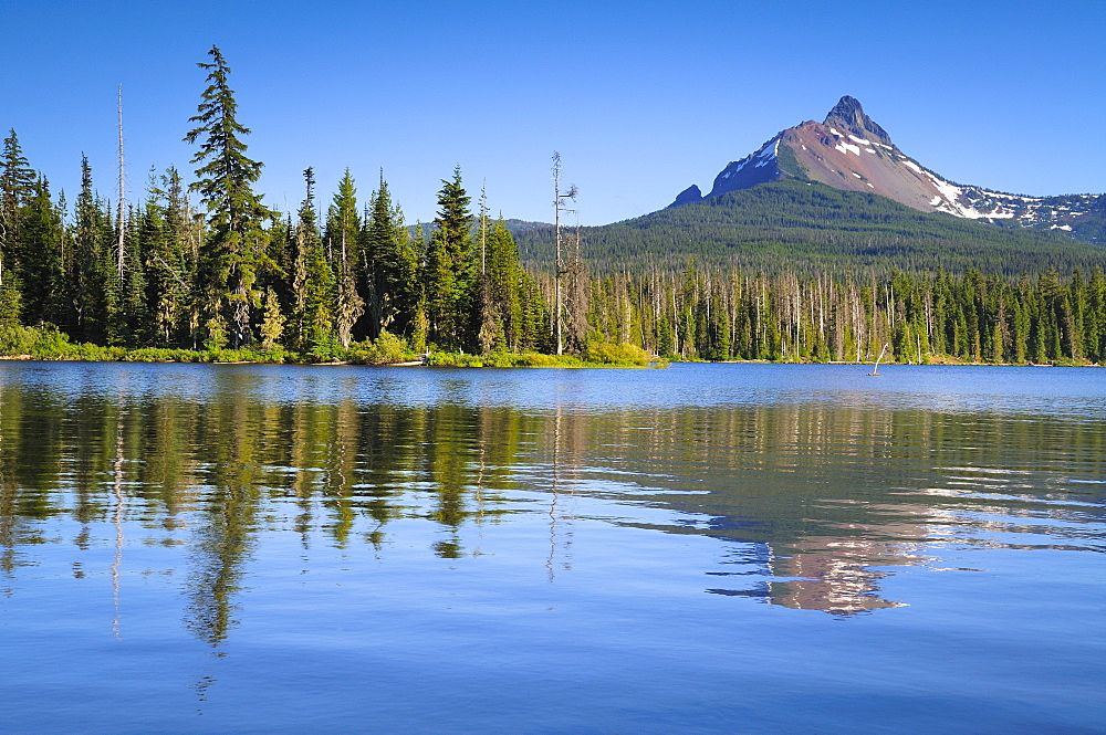 USA, Oregon, Big Lake and Mt. Washington