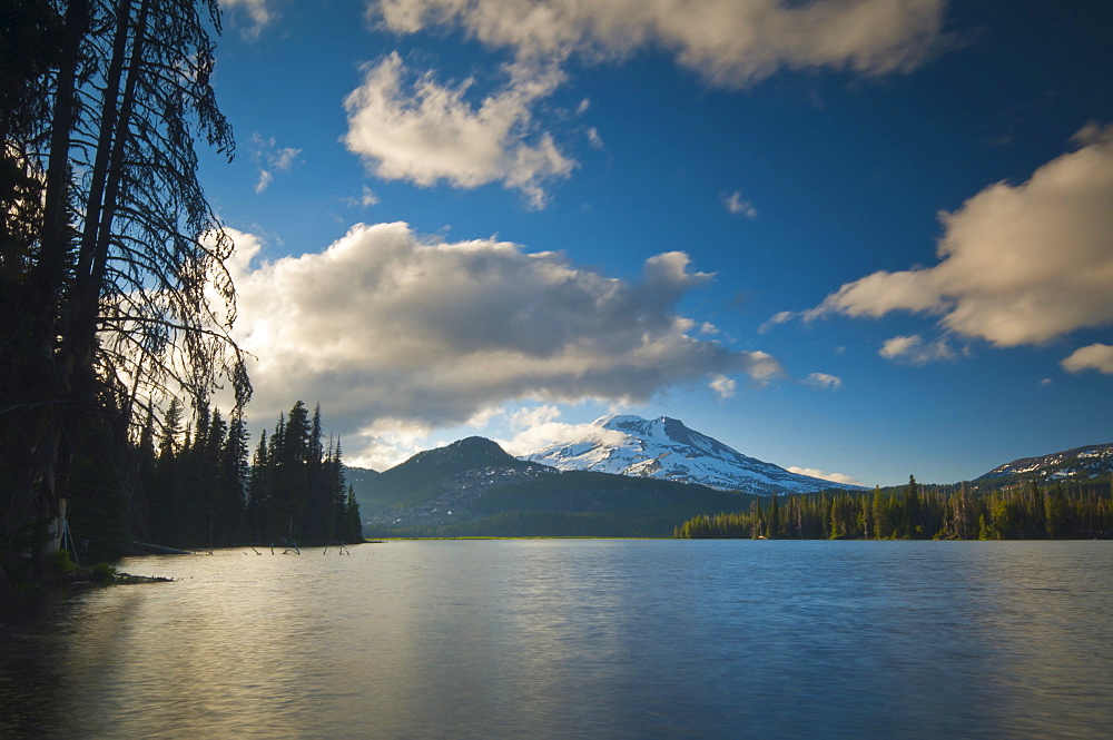 USA, Oregon, Deschutes County, scenic view of Sparks Lake