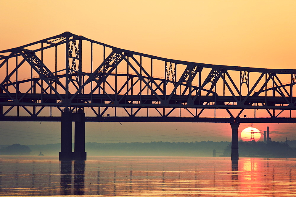 USA, Kentucky, Louisville, Sunrise by Ohio River