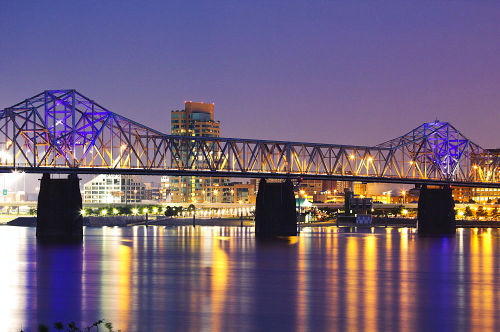 USA, Kentucky, Louisville, Bridge over Ohio river at night