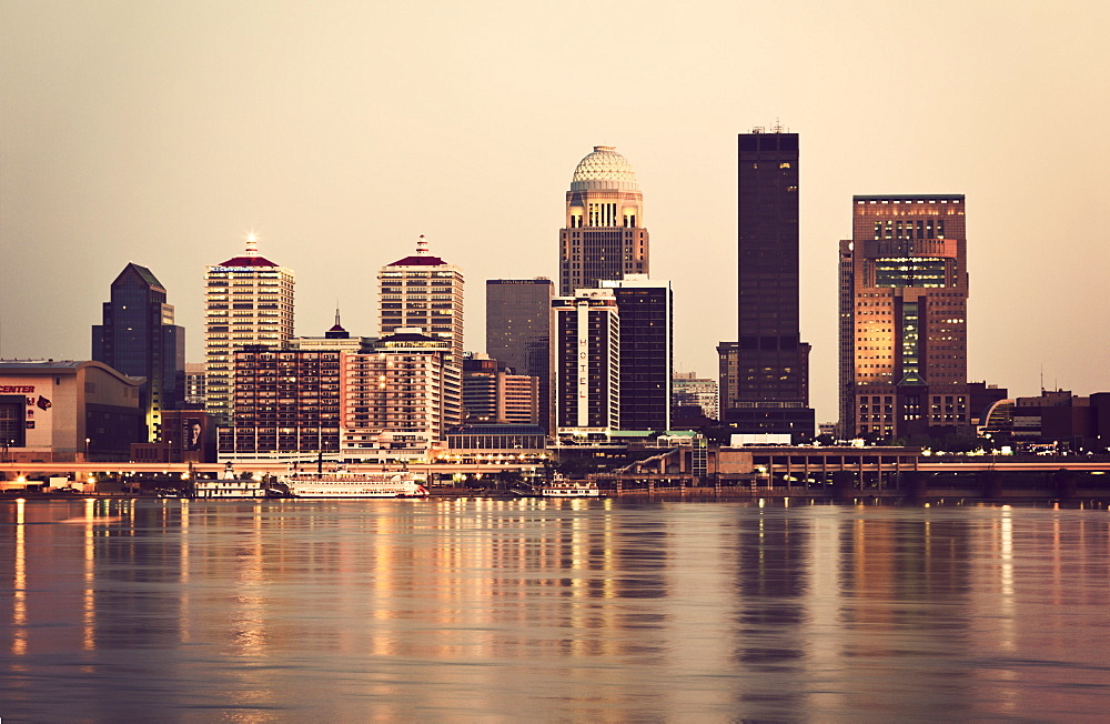 USA, Kentucky, Louisville, Skyline at sunset