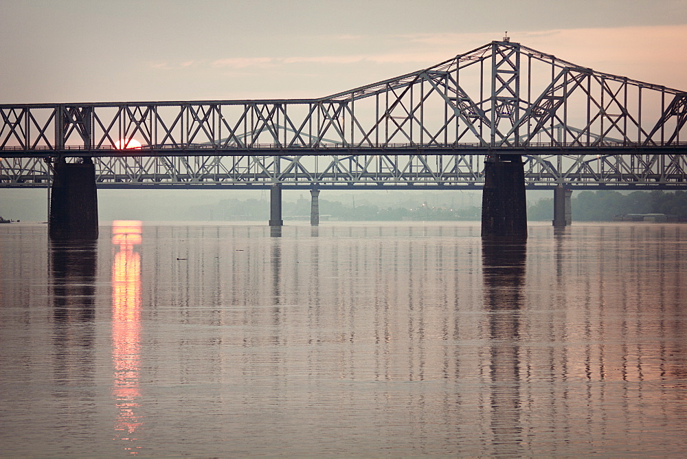 USA, Kentucky, Louisville, Sunrise by Ohio River