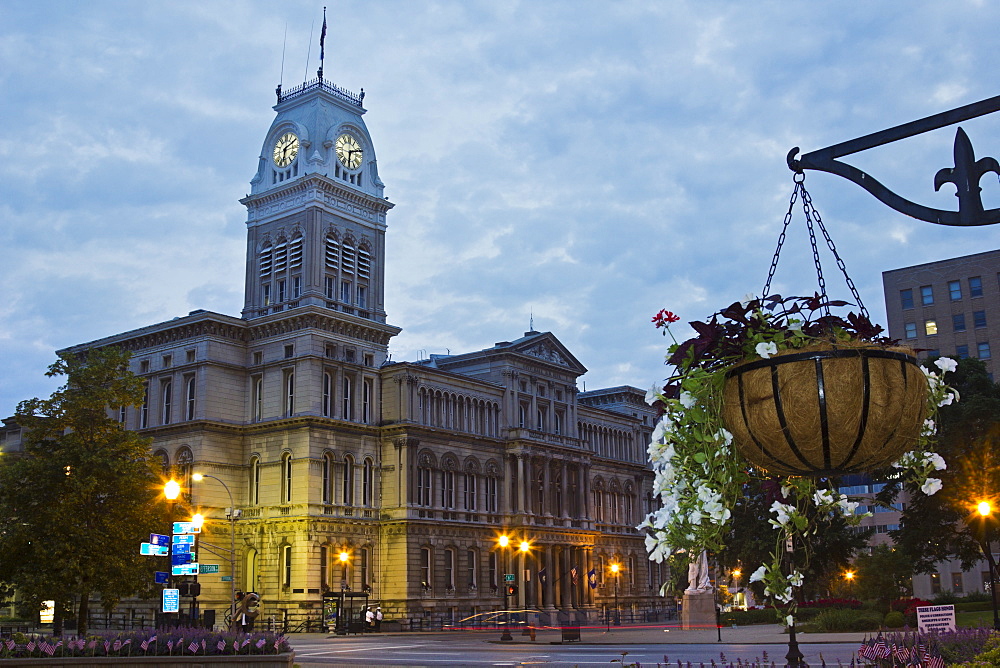 USA, Kentucky, Louisville, Facade of City Hall at morning