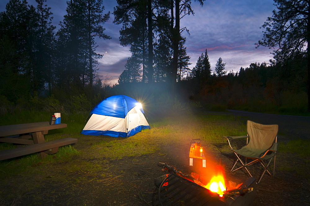 USA, Oregon, Ochoco Mountains, Tent and campfire at dusk