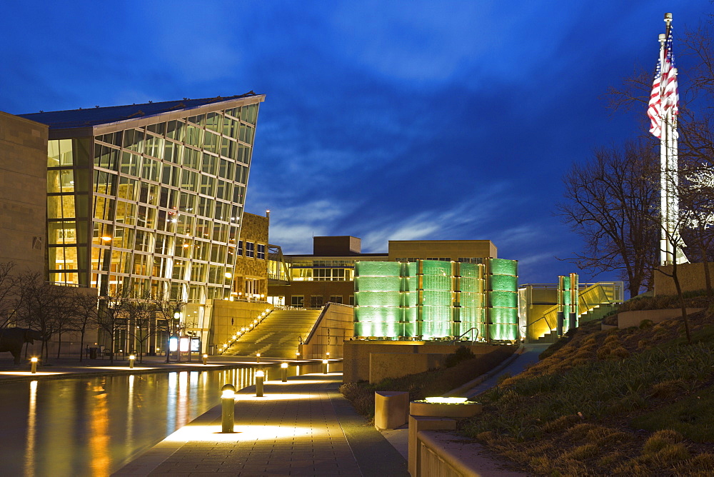 USA, Indiana, Indianapolis, Skyline with Indiana State Museum