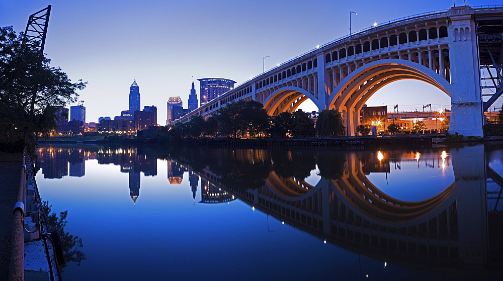 USA, Ohio, Cleveland, Veterans Memorial Bridge at dusk