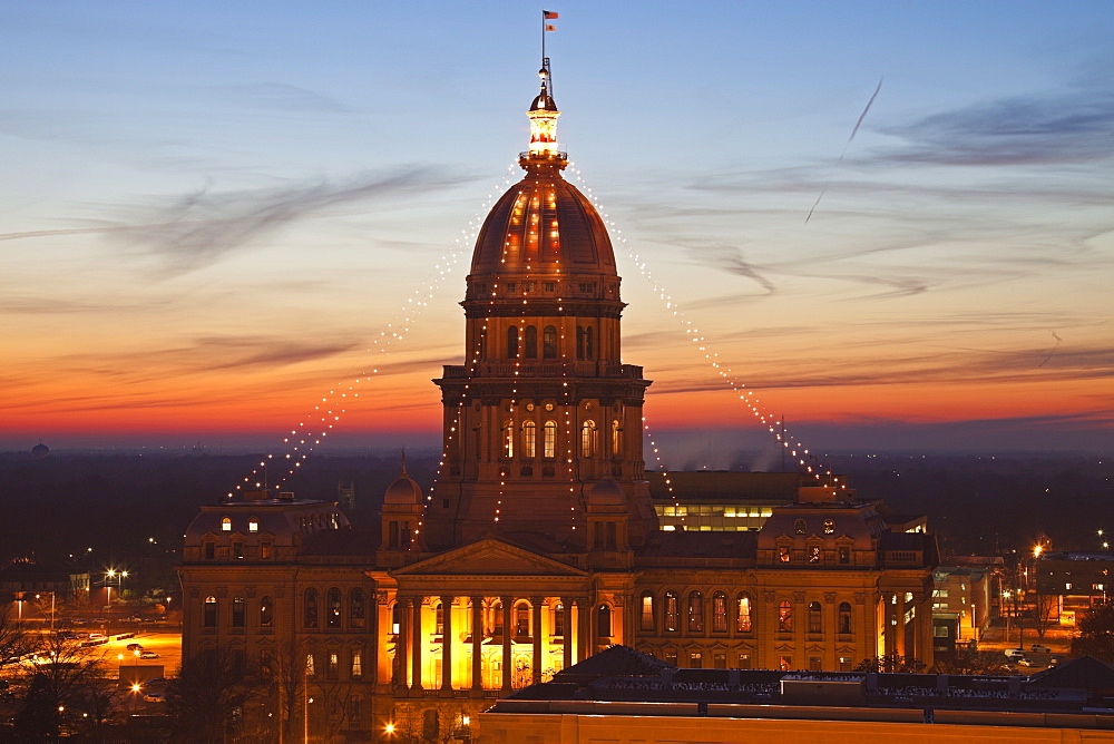 USA, Illinois, Springfield, State Capitol Building illuminated at sunset