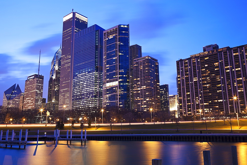 USA, Illinois, Chicago, City skyline of Randolph Avenue on Lake Michigan