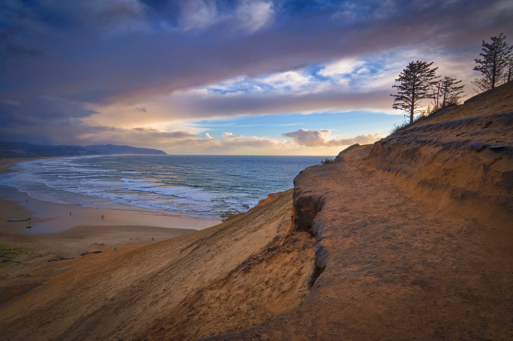 USA, Oregon, Tillamook County, Cape Kiwanda and beach