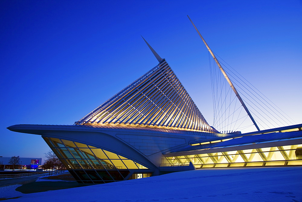 USA, Wisconsin, Milwaukee Art Museum at dusk