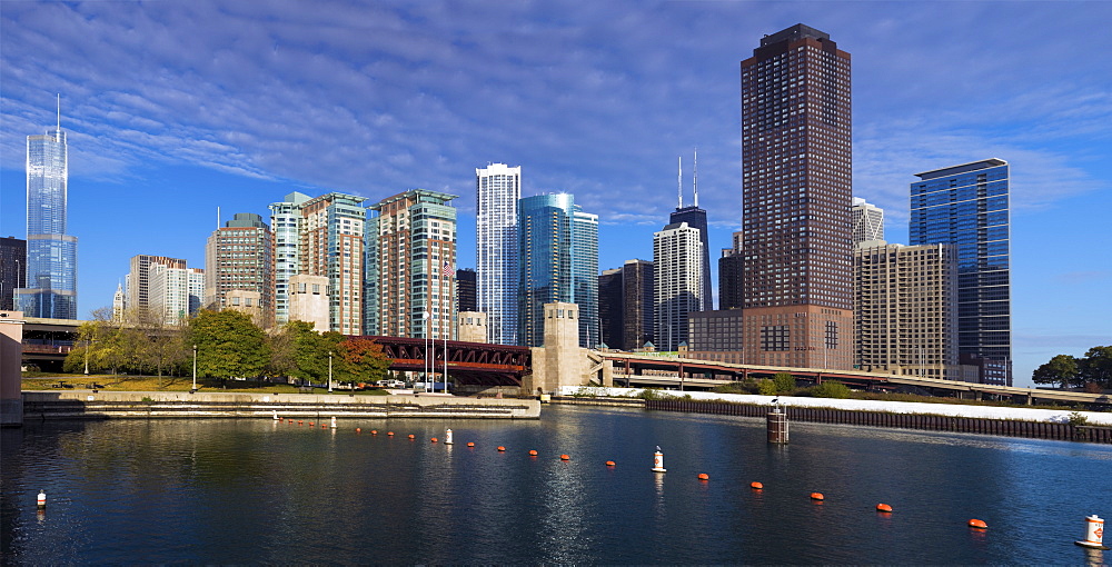 USA, Illinois, Chicago skyline across river