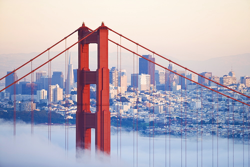 USA, California, San Francisco, Golden Gate Bridge in fog