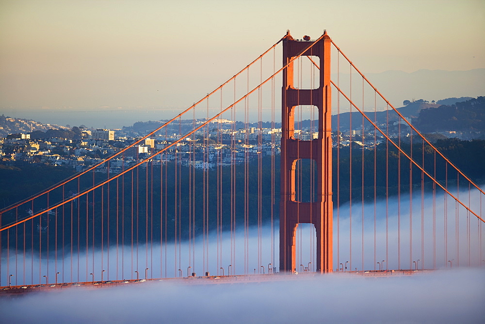 USA, California, San Francisco, Golden Gate Bridge in fog