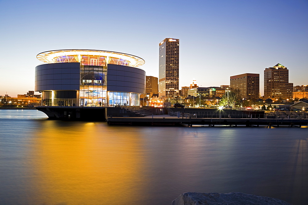 USA, Wisconsin, Milwaukee skyline at dusk