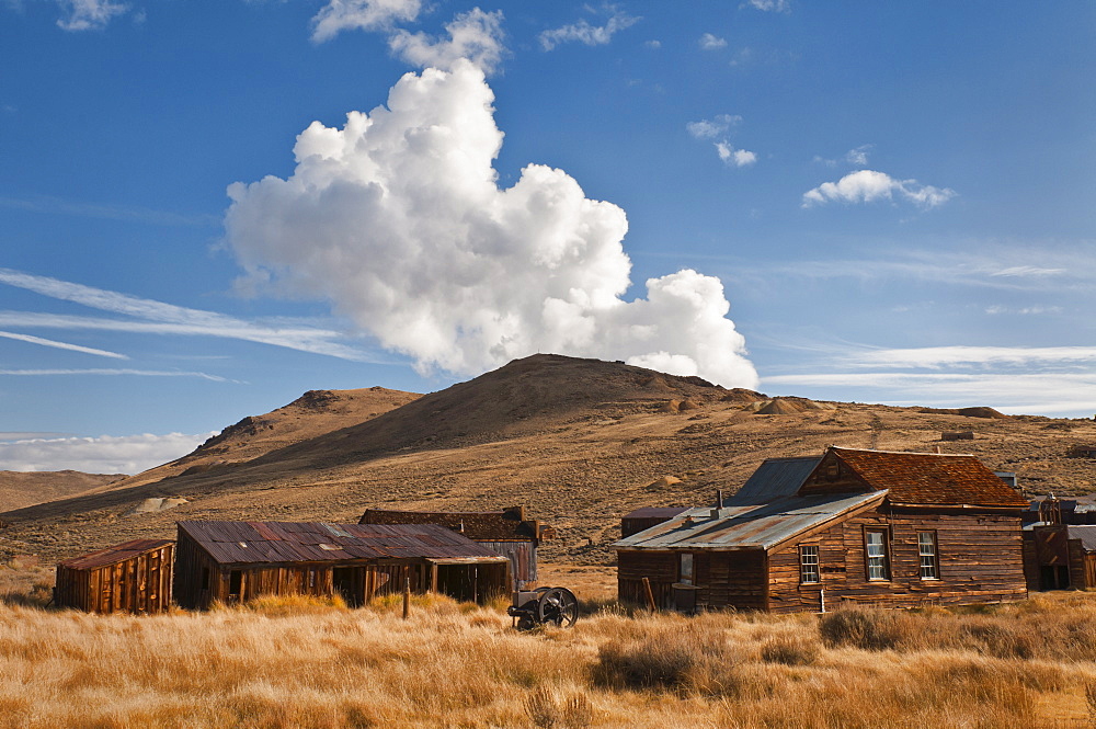 USA, California, Bodie, Old farm on plains