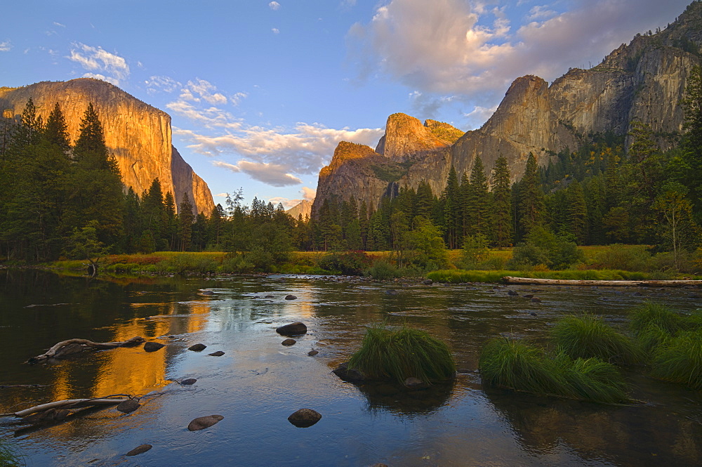 USA, California, Yosemite National Park, Merced River and El Capitan