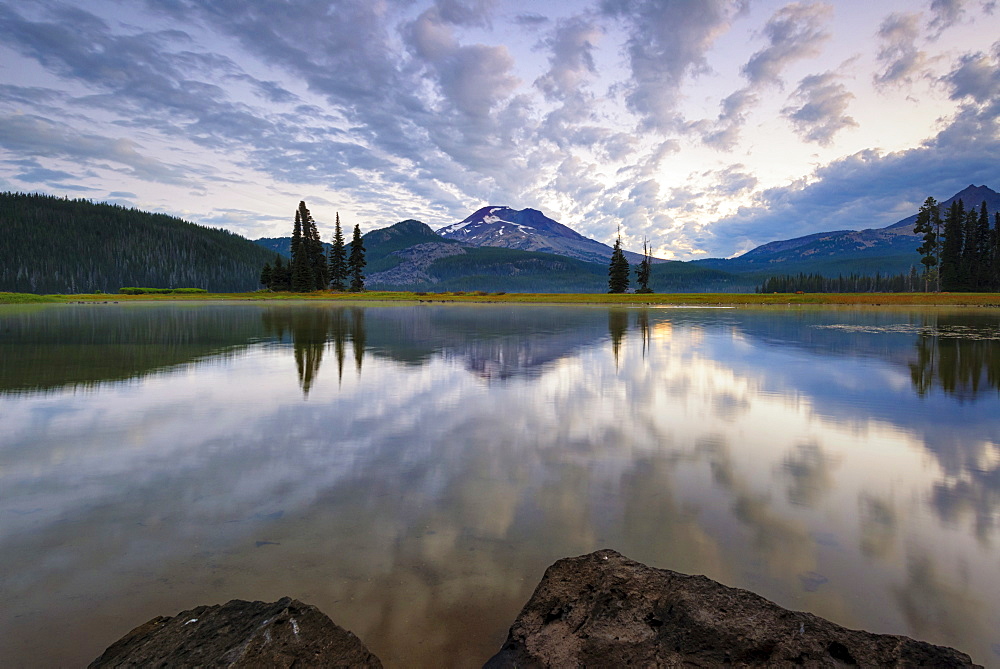 View of Sparks Lake at sunrise, USA, Oregon, Sparks Lake 