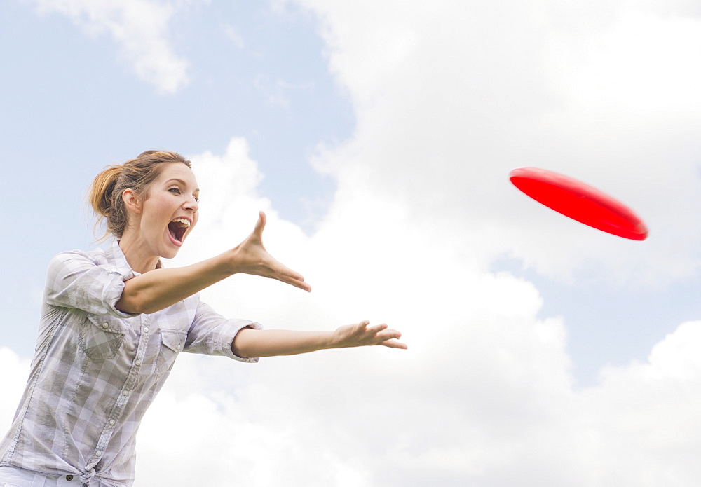 Woman playing with frisbee, USA, New Jersey, Mendham