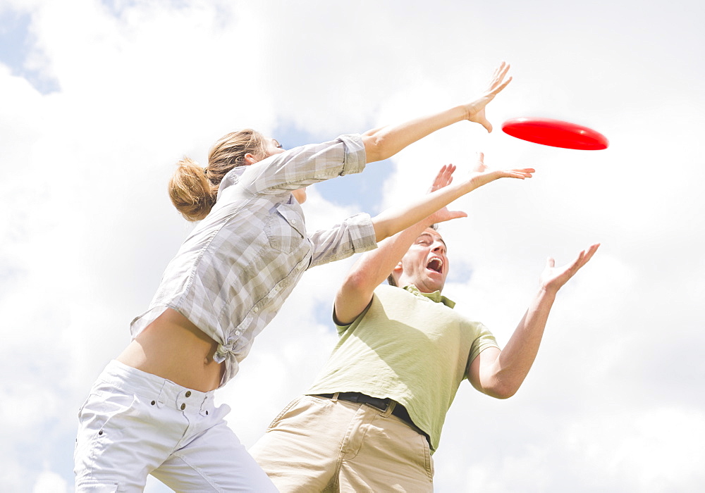 Couple playing with frisbee, USA, New Jersey, Mendham