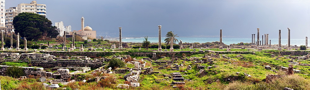 Al Mina ruins, mosque in background
