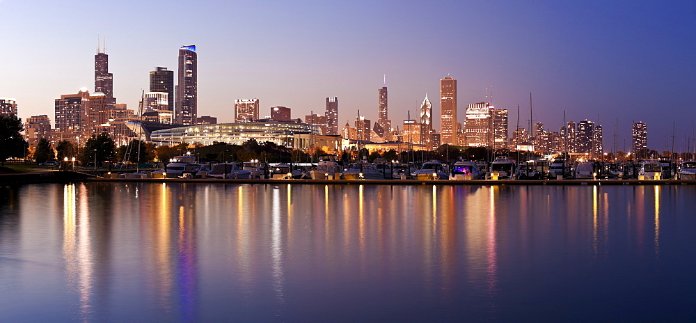 USA, Illinois, Chicago skyline at dusk