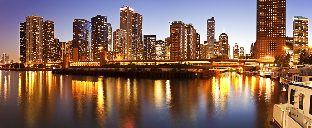 USA, Illinois, Chicago skyline at dusk